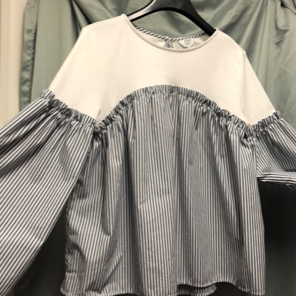 CROWN & IVY top - w/bell sleeves - Petite Small